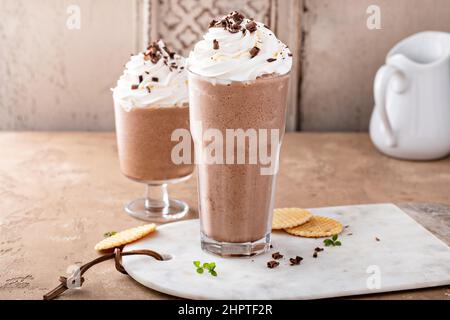 Eisschokoladenkaffee mit Schlagsahne Stockfoto
