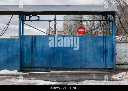 Moskau, Russland - 20. Februar 2022: Große Metalltore vor dem Territorium. Hochwertige Fotos Stockfoto