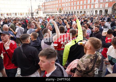 Madrid, Spanien. 23rd. Februar 2022. Die "Hooligans" von Manchester United verursachen Zwischenfälle im Zentrum der Hauptstadt von Madrid, Mittwoch, 23. Februar 2022 Quelle: CORDON PRESS/Alamy Live News Stockfoto