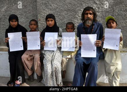 Hyderabad, Pakistan, 23. Februar 2022. Die Bewohner von Tando Hyder veranstalten am Mittwoch, den 23. Februar 2022, im Presseclub Hyderabad eine Protestdemonstration gegen die hohe Handlbarkeit der Polizei. Stockfoto