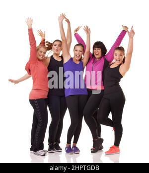 Fit zu bleiben ist hier eine Gruppenarbeit. Eine Gruppe aufgeregter Frauen unterschiedlicher Körperformen, die isoliert auf Weiß stehen, während sie Sportkleidung tragen. Stockfoto