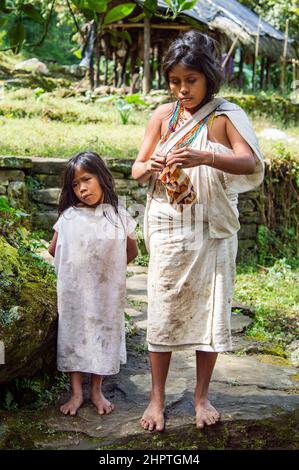 Eine indigene Mutter und Tochter von Kogi in der Lost City/Ciudad Perdida in Kolumbien Stockfoto