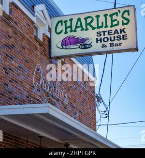 NEW ORLEANS, LA, USA - 19. FEBRUAR 2022: Beliebtes Charlie's Steak House in Uptown Nachbarschaft Stockfoto