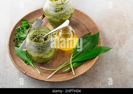 Zubereitung von frischem Ramson oder Bärlauch-Pesto. Gesundes Frühlingsfutter-Konzept Stockfoto