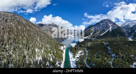 Luftaufnahme des See-Kanals zwischen plansee und heiterwanger See im Winter Stockfoto