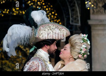 Maskierte Nachtschwärmer versammeln sich, um den Karneval von Venedig in Venedig, Italien, zu feiern, 23. Februar 2022. Stockfoto