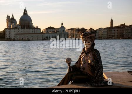 Maskierte Nachtschwärmer versammeln sich, um den Karneval von Venedig in Venedig, Italien, zu feiern, 23. Februar 2022. Stockfoto