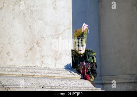 Maskierte Nachtschwärmer versammeln sich, um den Karneval von Venedig in Venedig, Italien, zu feiern, 23. Februar 2022. Stockfoto