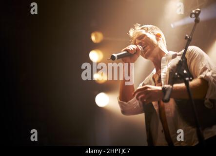 Er schrieb diesen selbst. Ausgeschnittene Aufnahme eines Darstellers auf der Bühne. Stockfoto