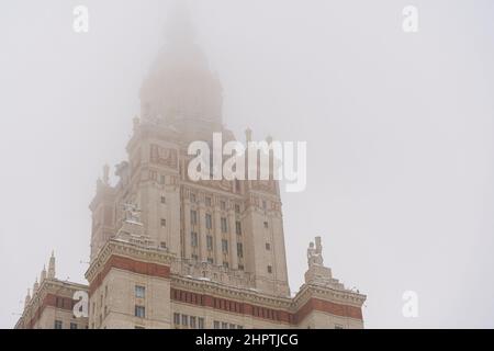 Die Lomonosov Moskauer Staatliche Universität im Winter. Bildung in Russland, stalinistische Architektur, Konzept im Stil des sowjetischen Imperium. Hochwertige Fotos Stockfoto