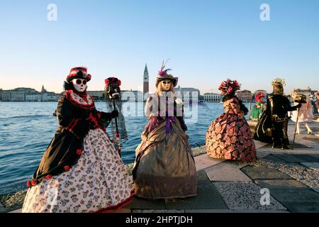 Maskierte Nachtschwärmer versammeln sich, um den Karneval von Venedig in Venedig, Italien, zu feiern, 23. Februar 2022. Stockfoto