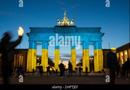 Berlin, Deutschland. 23rd. Februar 2022. Das Brandenburger Tor ist in den Farben der ukrainischen Flagge beleuchtet. Quelle: Christophe Gateau/dpa/Alamy Live News Stockfoto