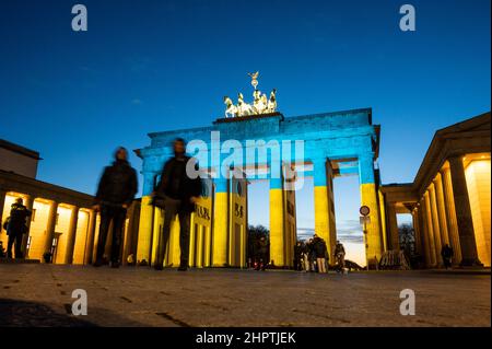 Berlin, Deutschland. 23rd. Februar 2022. Das Brandenburger Tor ist in den Farben der ukrainischen Flagge beleuchtet. Quelle: Christophe Gateau/dpa/Alamy Live News Stockfoto