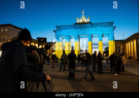 Berlin, Deutschland. 23rd. Februar 2022. Das Brandenburger Tor ist in den Farben der ukrainischen Flagge beleuchtet. Quelle: Christophe Gateau/dpa/Alamy Live News Stockfoto