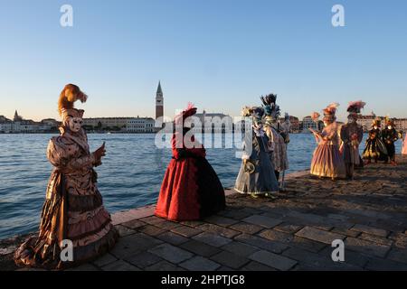 Maskierte Nachtschwärmer versammeln sich, um den Karneval von Venedig in Venedig, Italien, zu feiern, 23. Februar 2022. Stockfoto