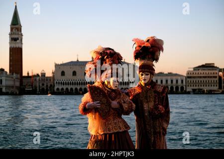 Maskierte Nachtschwärmer versammeln sich, um den Karneval von Venedig in Venedig, Italien, zu feiern, 23. Februar 2022. Stockfoto