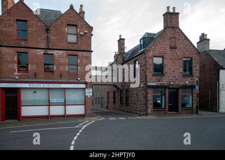 Zwei dreistöckige Gebäude aus rotem Sandstein, die durch die Brücke verbunden sind Kirk Wynd Bank Street Kirriemuir Angus Schottland Großbritannien Außenansicht wilkie & Dun Stockfoto