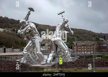 Schiffsbauer von Port Glasgow 10 Meter Stainless Sculpture Coronation Park Port Glasgow Inverclyde Scotland Vereinigtes Königreich Mitte der Installationsphase scott Stockfoto