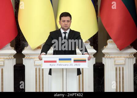 Nicht exklusiv: KIEW, UKRAINE - 23. FEBRUAR 2022 - der Präsident der Ukraine, Wolodymyr Zelenskyy, ist während seines Treffens mit dem Präsidenten der Republik abgebildet Stockfoto