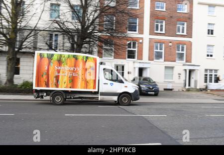 Sainsburys Lieferwagen für die Heimreise auf der Straße in Southampton, Großbritannien. Stockfoto