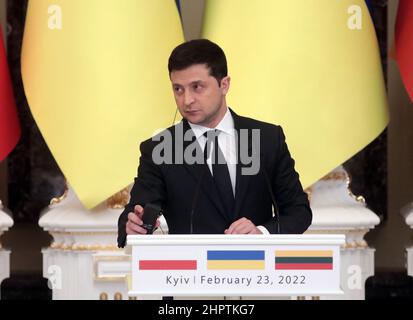 Nicht exklusiv: KIEW, UKRAINE - 23. FEBRUAR 2022 - der Präsident der Ukraine, Wolodymyr Zelenskyy, ist während seines Treffens mit dem Präsidenten der Republik abgebildet Stockfoto