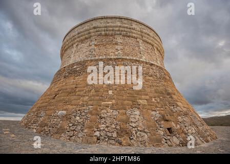 Turm von Fornells, in der Gemeinde Es Mercadal, Menorca, Spanien. Es wurde zwischen 181 und 1802 während der letzten Zeit der britischen Herrschaft erbaut Stockfoto