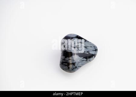 schneeflocke Obsidian Edelstein auf weißem Hintergrund Stockfoto