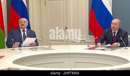 DER RUSSISCHE PRÄSIDENT WLADIMIR PUTIN beobachtet rechts im Kreml gemeinsame militärische Übungen mit dem weißrussischen Präsidenten Alexander Lukaschenko, 19. Februar 2022. Foto: Kremlin TV Stockfoto