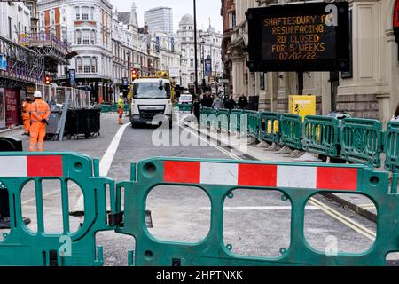 Die Shaftesbury Avenue im Zentrum von London ist wegen einer Straßensanierungsarbeiten für den Verkehr gesperrt. London, Großbritannien. Stockfoto