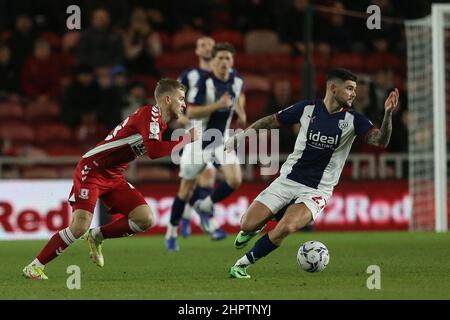 MIDDLESBROUGH, GROSSBRITANNIEN. FEB 22nd Alex Mowatt von West Bromwich Albion und Riley McBree von Middlesbrough während des Sky Bet Championship-Spiels zwischen Middlesbrough und West Bromwich Albion am Dienstag, den 22nd. Februar 2022 im Riverside Stadium, Middlesbrough. (Kredit: Mark Fletcher | MI News) Kredit: MI Nachrichten & Sport /Alamy Live News Stockfoto