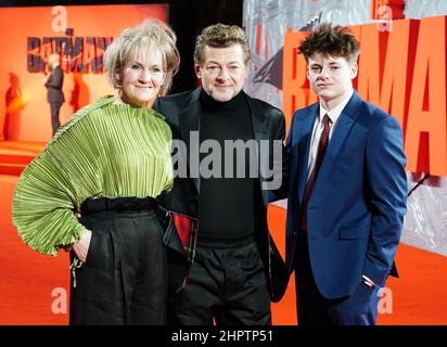 (Von links nach rechts) Lorraine Ashbourne, Andy Serkis und Louis Serkis bei der Sondervorführung von The Batman im BFI IMAX Waterloo im Zentrum von London. Stockfoto