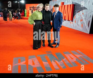 (Von links nach rechts) Lorraine Ashbourne, Andy Serkis und Louis Serkis bei der Sondervorführung von The Batman im BFI IMAX Waterloo im Zentrum von London. Stockfoto