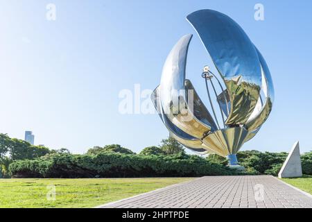 Floralis Generiaca, ein berühmtes touristisches Denkmal in Recoleta, Buenos Aires, Argentinien. Stockfoto