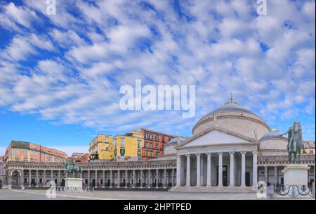 Neapel, Italien: Außenansicht der Basilica reale Pontificia San Francesco da Paola Kirche auf der Piazza del Plebiscito, dem Symbol der Stadt Neapel. Stockfoto