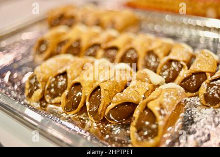 Nutella und cremige italienische sizilianische Cannoli, röhrenförmiger, frittierter Teig, auf der National Restaurant Show in Chicago zu sehen Stockfoto