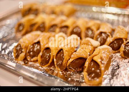 Nutella und cremige italienische sizilianische Cannoli, röhrenförmiger, frittierter Teig, auf der National Restaurant Show in Chicago zu sehen Stockfoto