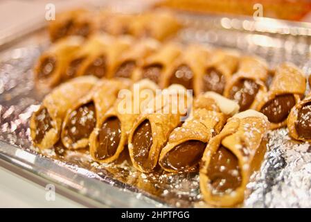 Nutella und cremige italienische sizilianische Cannoli, röhrenförmiger, frittierter Teig, auf der National Restaurant Show in Chicago zu sehen Stockfoto