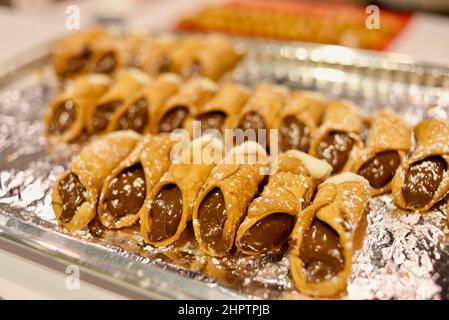 Nutella und cremige italienische sizilianische Cannoli, röhrenförmiger, frittierter Teig, auf der National Restaurant Show in Chicago zu sehen Stockfoto