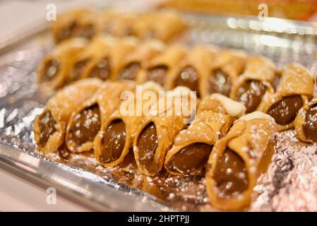 Nutella und cremige italienische sizilianische Cannoli, röhrenförmiger, frittierter Teig, auf der National Restaurant Show in Chicago zu sehen Stockfoto