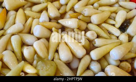 Gemischter eingelegter Gurken und Paprika im Bio-Bazaar Stockfoto