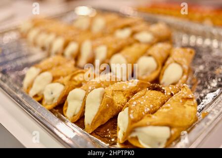 Nutella und cremige italienische sizilianische Cannoli, röhrenförmiger, frittierter Teig, auf der National Restaurant Show in Chicago zu sehen Stockfoto