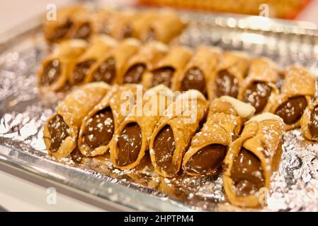 Nutella und cremige italienische sizilianische Cannoli, röhrenförmiger, frittierter Teig, auf der National Restaurant Show in Chicago zu sehen Stockfoto