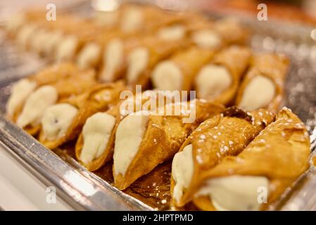 Nutella und cremige italienische sizilianische Cannoli, röhrenförmiger, frittierter Teig, auf der National Restaurant Show in Chicago zu sehen Stockfoto