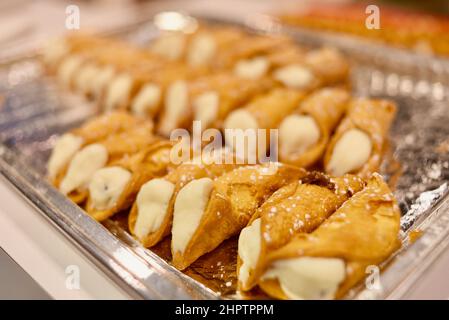 Nutella und cremige italienische sizilianische Cannoli, röhrenförmiger, frittierter Teig, auf der National Restaurant Show in Chicago zu sehen Stockfoto