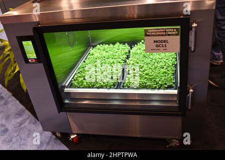 GardenChef Herb und Microgreen Anbauschränke von Carter Hoffmann auf der National Restaurant Show in Chicago, Illinois, USA ausgestellt Stockfoto