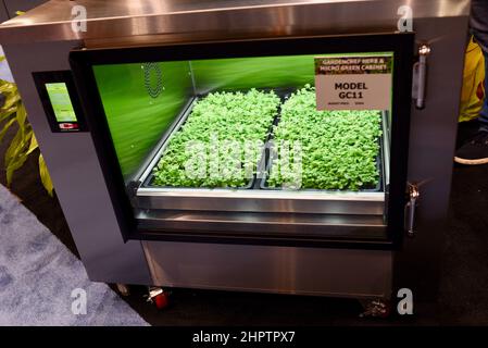 GardenChef Herb und Microgreen Anbauschränke von Carter Hoffmann auf der National Restaurant Show in Chicago, Illinois, USA ausgestellt Stockfoto