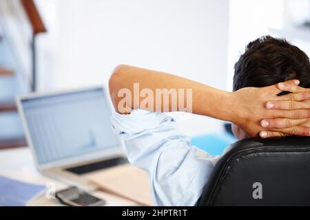 Zur Selbstentspannung. Rückansicht eines Geschäftsmannes, der eine Pause von seinen Arbeitsaufträgen einlegte. Stockfoto