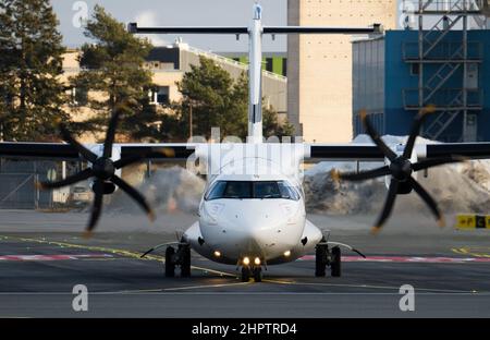 08-01-2022 Riga, Lettland. Flugzeug-Front Nahaufnahme Flugplatz Boden Tag Zeit blauer Himmel klarer Hintergrund Stockfoto