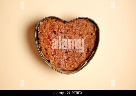 Kochen Kürbiskuchen zu Hause. Herzförmige Kuchen Kochen auf beigem Hintergrund. Schritt-für-Schritt-Fotoanleitung. Schritt 2 Stockfoto