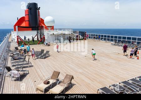 Spielen auf dem Deck der Cunard Queen Mary II Stockfoto